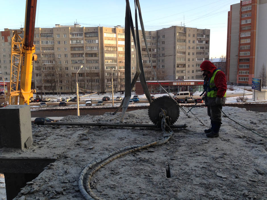 Алмазная резка бетона стенорезной машиной