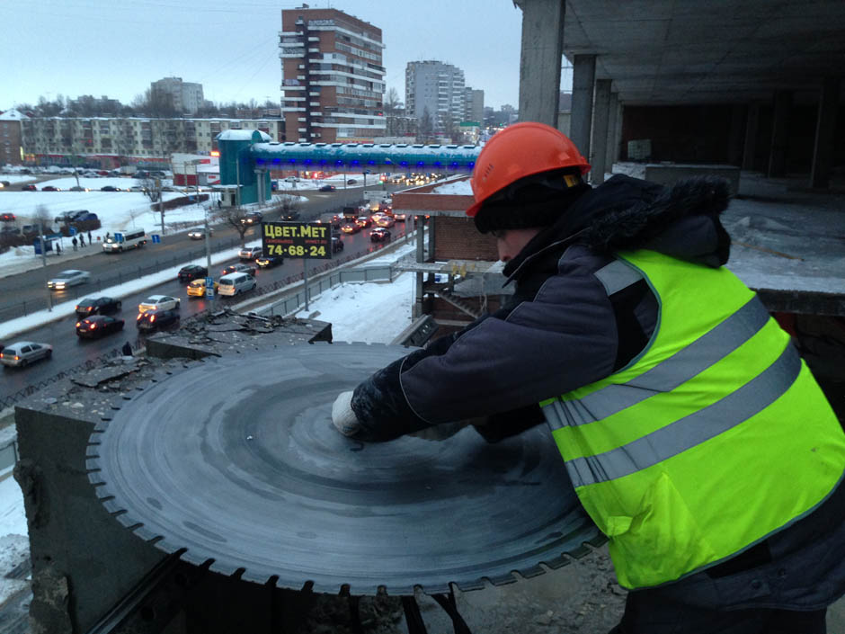 Алмазная резка бетона стенорезной машиной