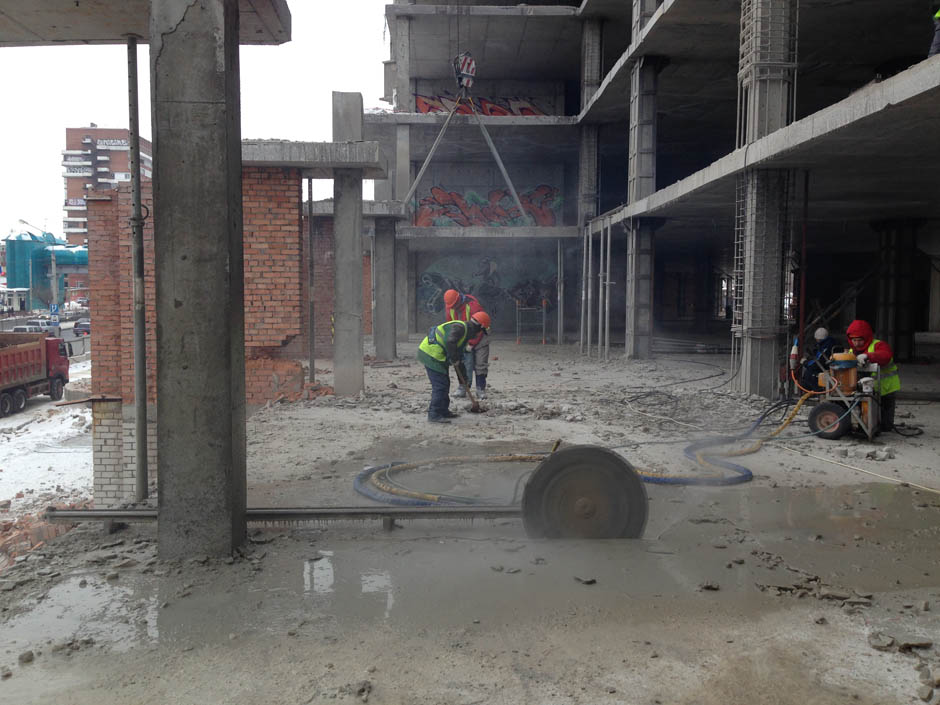 Алмазная резка бетона стенорезной машиной