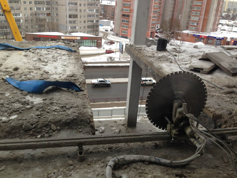 Алмазная резка бетона стенорезной машиной