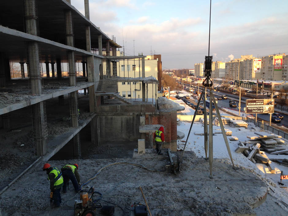 Алмазная резка бетона стенорезной машиной