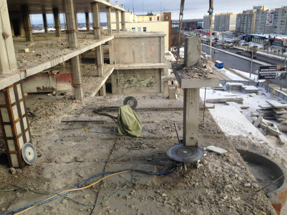 Алмазная резка бетона стенорезной машиной