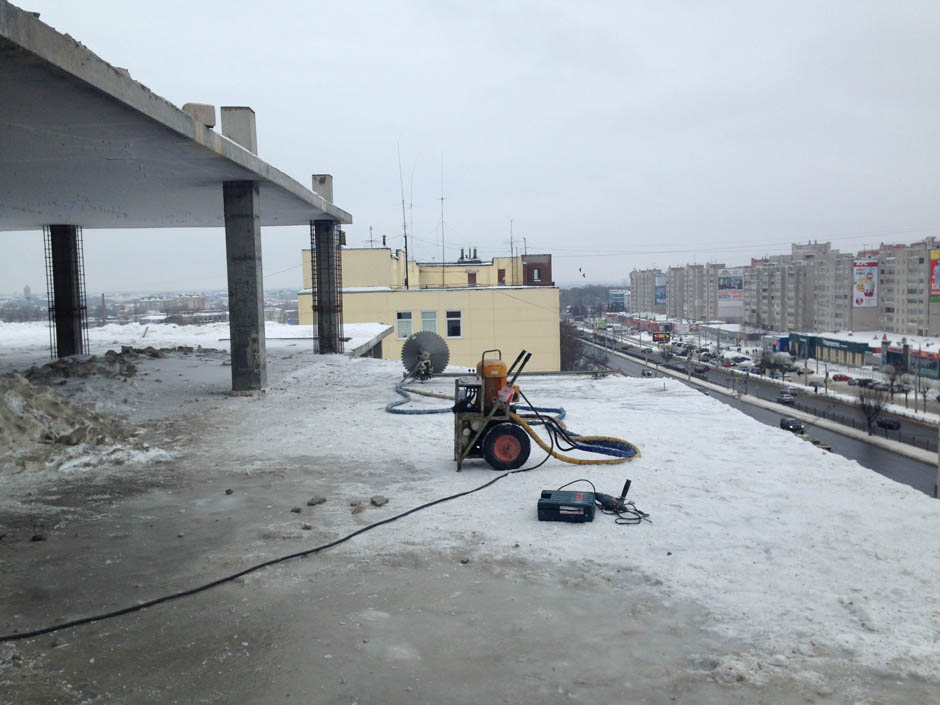 Алмазная резка бетона стенорезной машиной