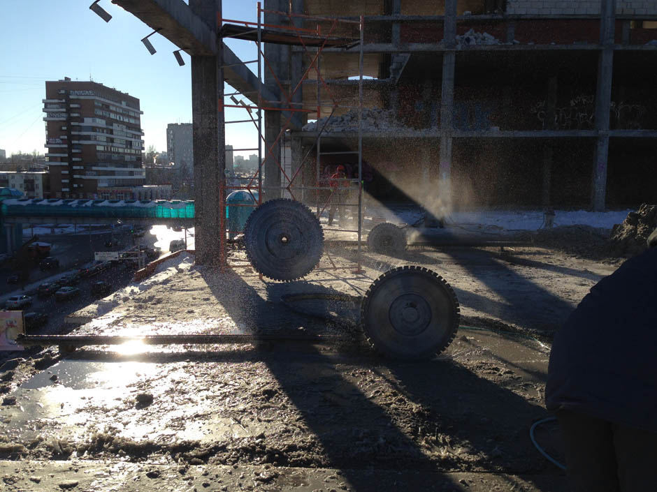 Алмазная резка бетона стенорезной машиной