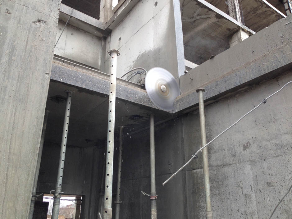 Алмазная резка бетона стенорезной машиной