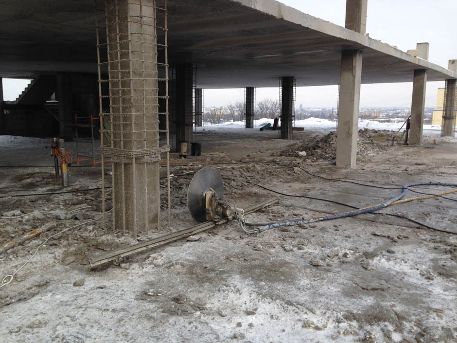 Алмазная резка бетона стенорезной машиной