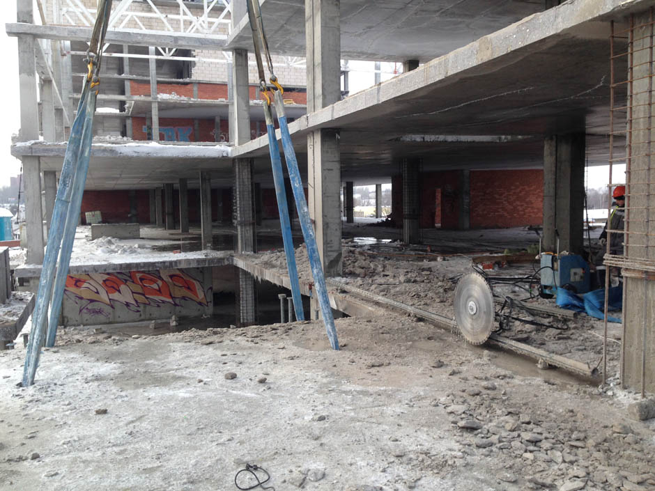 Алмазная резка бетона стенорезной машиной