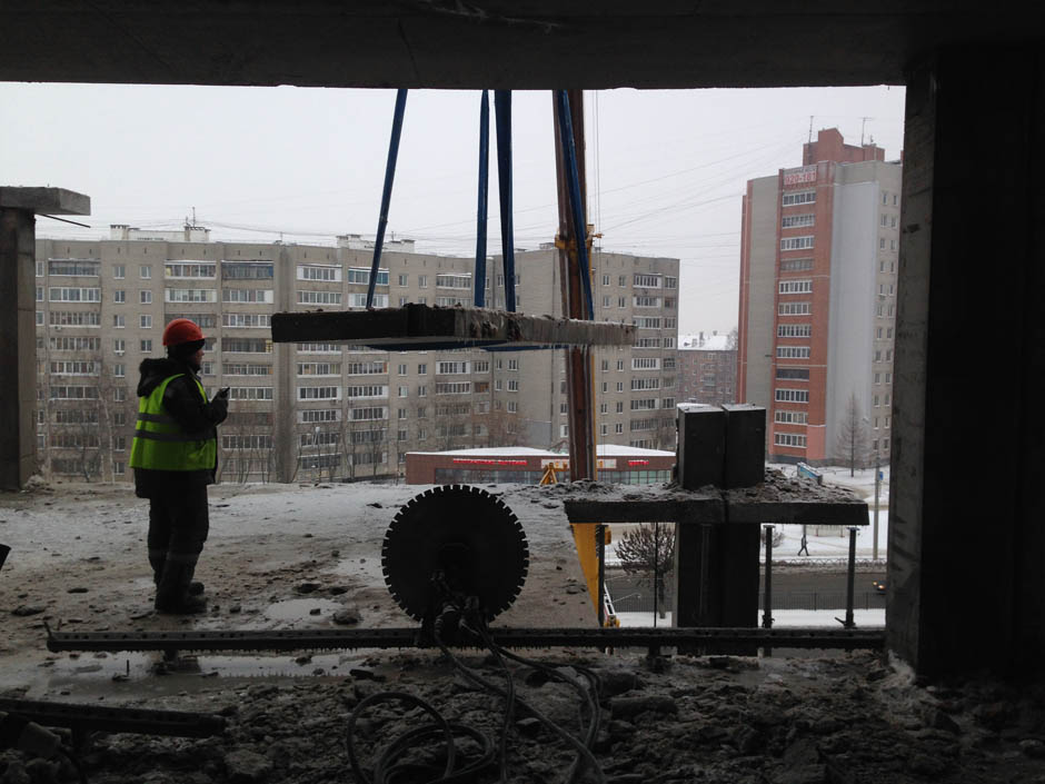 Алмазная резка бетона стенорезной машиной